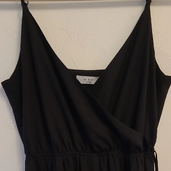 ALI & JAY Elegant Black V-Neck Jumpsuit - Picture 9 of 11